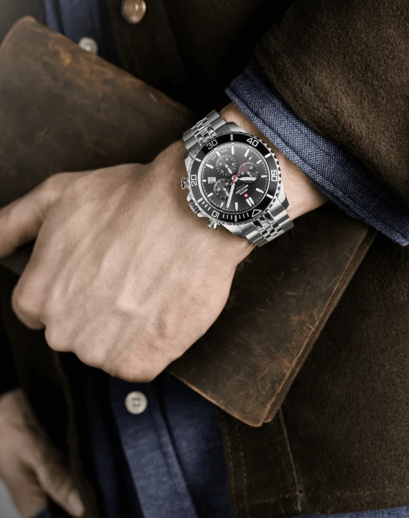 SM34103.01_wristshot.png